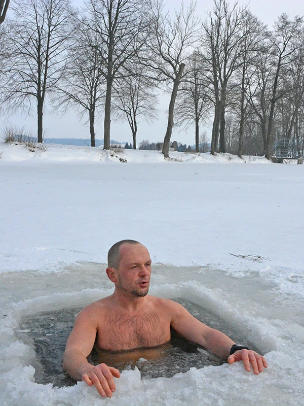 Jürgen Zahrl in einem Teich beim Eisbaden