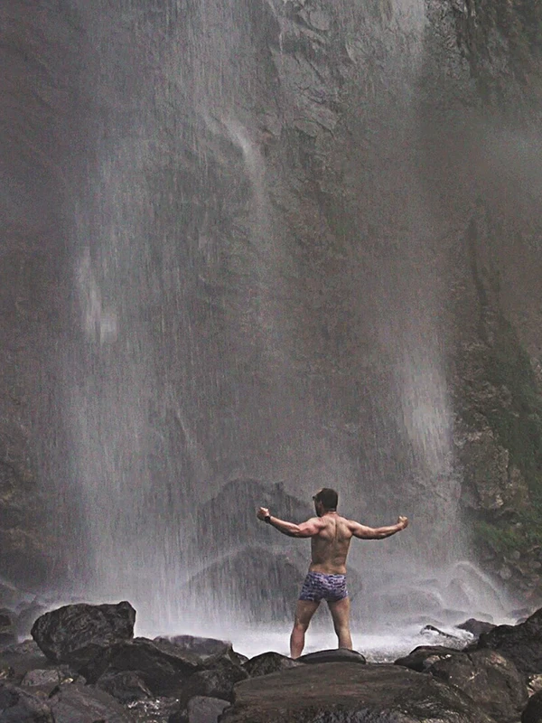Jürgen Zahrl unter einem Wasserfall im Himalaya, Nepal